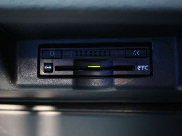 ETCももちろん装備！いまや無い車はないのではないかというくらいですがこちらも例外ではなく装備されております！後からつける手間もお金もかからず高速もスイスイなので友達・家族と遠出も楽しくなるはずです