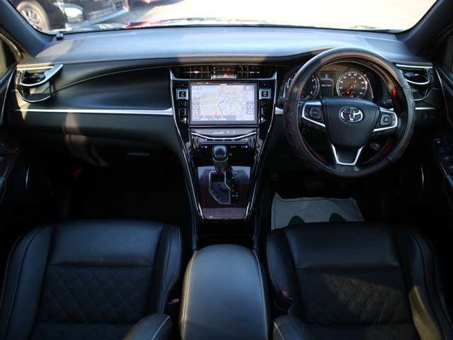 すっきりとしたハリアーらしいデザインのダッシュ回り！フロントビューの視認性もよく運転しやすいと思います★