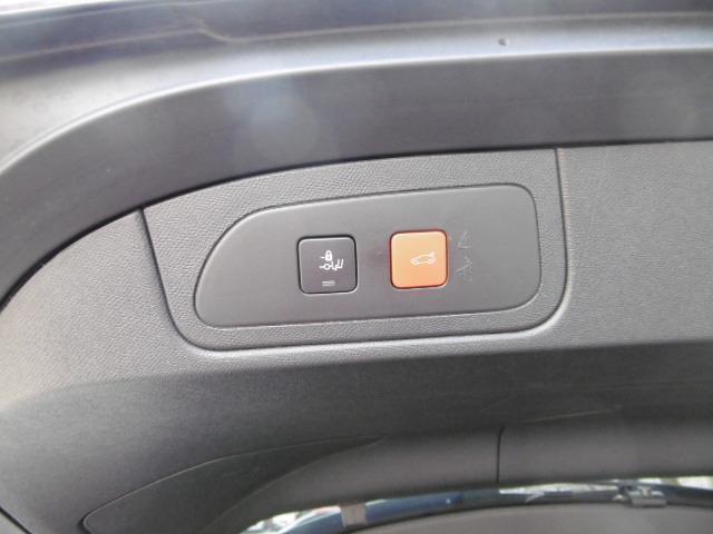 バンパー下部への足先操作でオープン可能なハンズフリー電動テールゲート装備。両手で荷物を抱えている時などでも、便利に使えます。、