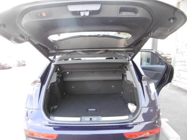 奥行き、高さともにたっぷり取られたラゲッジスペース。分割可倒リヤシートだから便利に使えます。