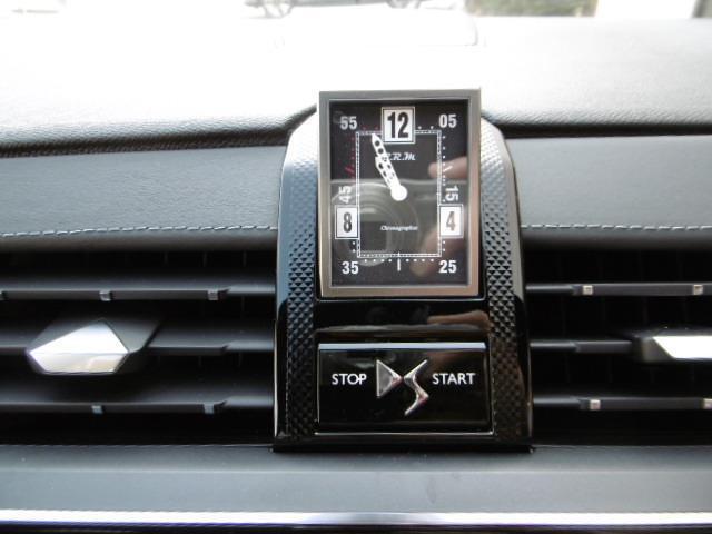 ダッシュボードに回転して現れるのは、フランスB.R.M社アナログ時計