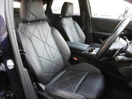 前席はメモリーポジション機能付き電動シート。一枚革を手間を惜しまず巧みな技巧で仕上げたウォッチストラップデザインナッパレザーシート