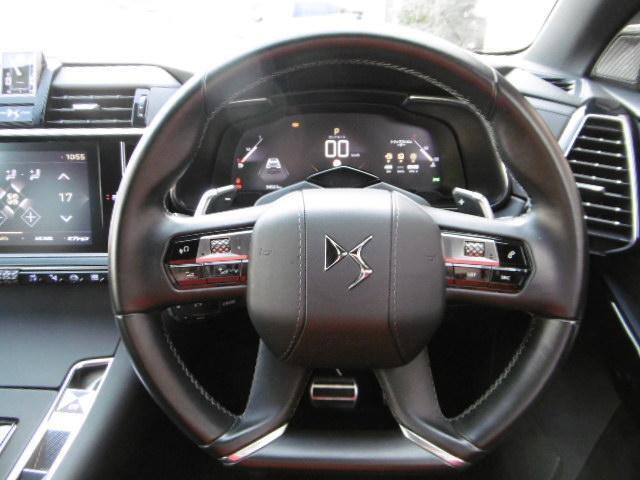 走行中、前方から目をそらさず、ステアリングから手を離さず、オーディオ関連の各種操作が可能なステアリングリモコンスイッチを装備。