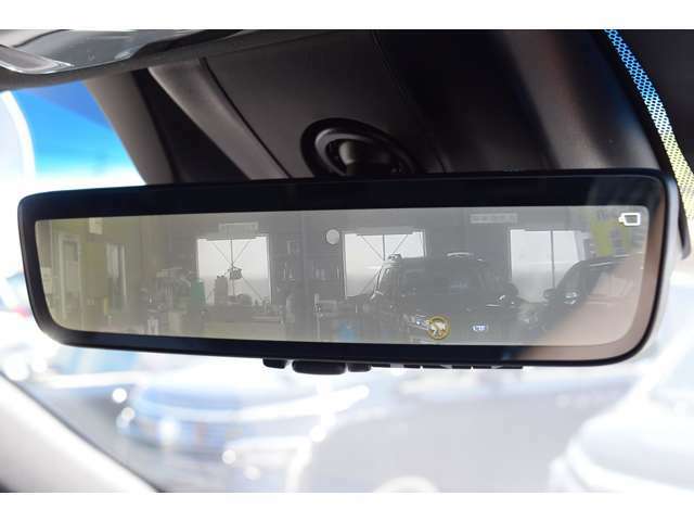 車両後方カメラの映像をインナーミラー内のディスプレイに表示。切替レバーを操作することで、鏡面ミラーモードからデジタルミラーモードに切り替えることができます。