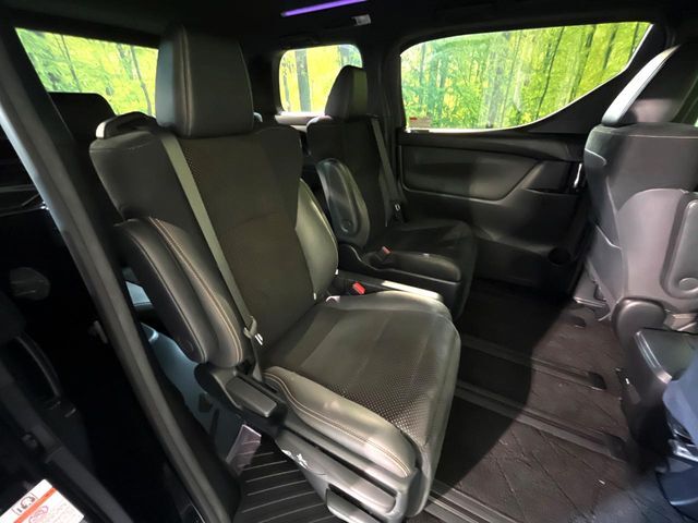 後部座席も気になるようなキズ・汚れやへたり等、大きなダメージはなく、良好な状態です。