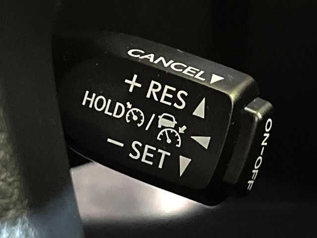 【レーダークルーズコントロール】高速道路での長距離走行が楽に！！自動で速度を保つクルーズコントロールが、衝突軽減システムと連携し、前方の車両を感知して車間を保つように速度調節してくれます！！