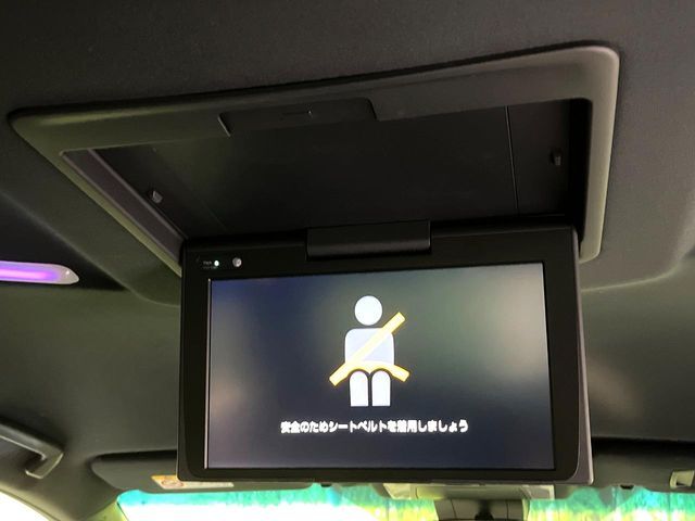 【フリップダウンモニター】大画面モニターで後席でもエンタメをお楽しみいただけます。小さなお子様にも大人気の装備です♪