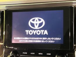 【純正ナビ】人気の純正ナビを装備しております。ナビの使いやすさはもちろん、オーディオ機能も充実！キャンプや旅行はもちろん、通勤や買い物など普段のドライブも楽しくなるはず♪