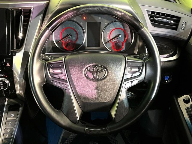 【ウッドコンビステアリング】高級感ある木目調パーツを採用した手に良く馴染むコンビハンドル。運転席廻りの雰囲気も一気に豪華になります！