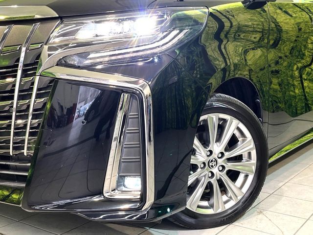 【三眼LEDヘッドライト】スタイリッシュな見た目の三眼LEDヘッドライトを装備♪スタイルだけでなく、夜間の走行も視界良好で安心してお乗りいただけます。