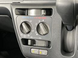 寒い冬も暑い夏も全席に快適な空調を届けてくれる、ダイヤル式エアコンを装備♪