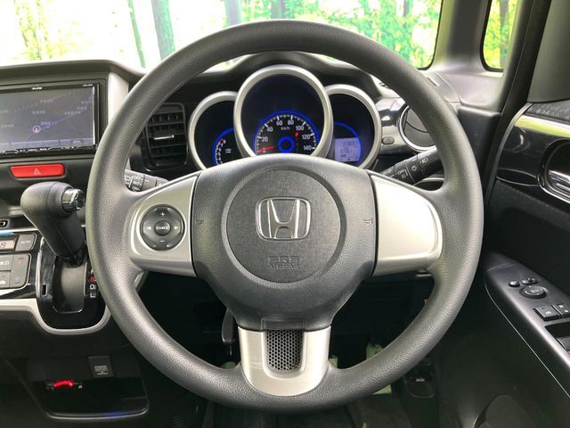 【ステアリングスイッチ】運転中、前方から目線をそらすことなく、オーディオ等の操作が可能な便利機能！安心＆快適なドライブを演出してくれます♪
