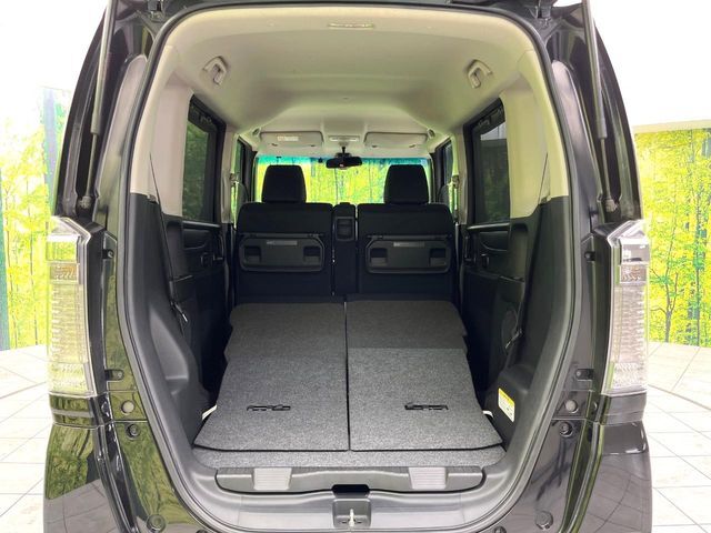 後席を格納すると、これだけの広さが！シーンに合わせたシートアレンジで、大きな荷物も積むことが出来ます♪