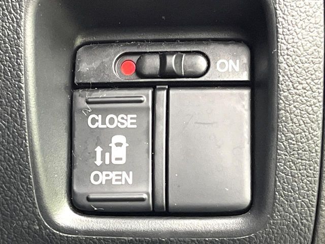 【パワースライドドア】スマートキーや運転席のスイッチでスライドドアの開閉が可能♪電動だから力を入れてドアを開ける必要が無く、小さいお子様でも、重い荷物を持っている時もラクに開け閉めできます♪