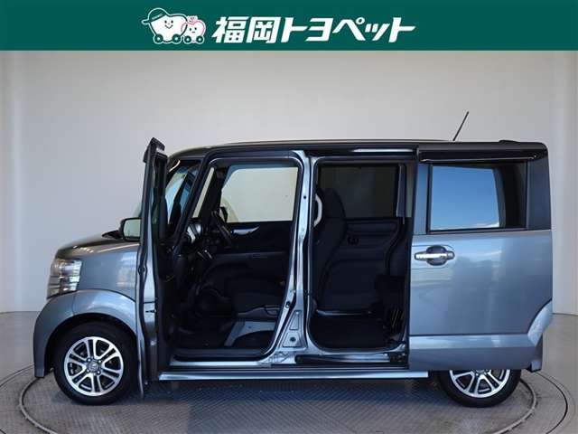両側スライドドアを採用してます、助手席側は電動式で運転席から開閉できます。（運転席側は手動式です。）