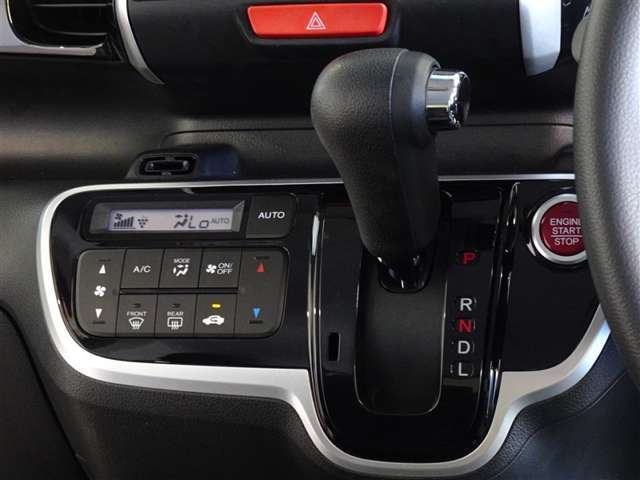 車内を快適に、オートエアコンを装備してます。