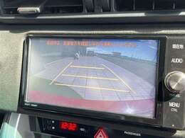 【バックモニター】後ろのカメラの映像がモニターに映し出されるので、後方の見えない死角や、障害物との距離感などもしっかり安全確認することができます！