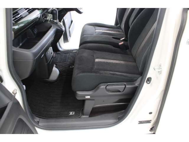 フロントシートはベンチシートです。運転席と助手席の移動が簡単です。