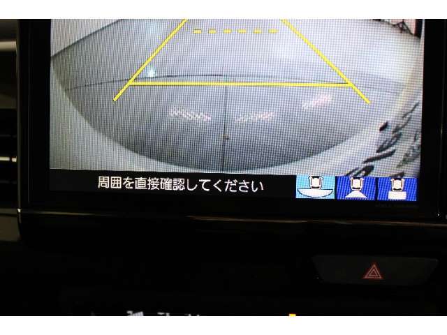 バックをするとき自動でリアの様子が映る『リアカメラ』付き！ナビ画面で確認しながらバックができ、ガイドラインで距離感がつかめるので後ろの壁も安心ですね。でも、周りへの目視も忘れないでくださいね！