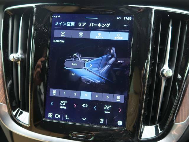 【4ゾーンエアコンディショナー】運転席と助手席および後席左右のシートでそれぞれお好みの温度に設定可能。同乗者にも配慮した、最適な車内空間をお届け致します。