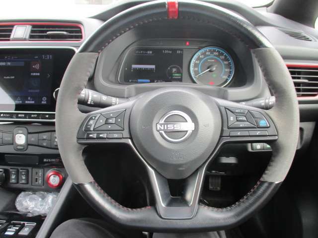 リーフNISMO専用ステアリング！！赤いセンターマーカーとステッチ、本革＆アルカンターラ巻のステアリングがよりスポーティーさを引き立てています♪
