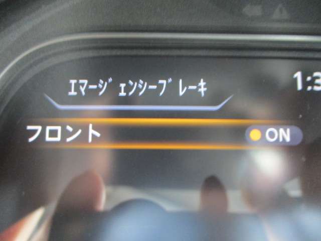 ★エマージェンシーブレーキ搭載★フロントカメラまたはレーダーで前方の車両等を検知。衝突の可能性が高まると警告灯やブザーによりに回避操作を促します。衝突を回避または衝突時の被害や傷害を軽減します。