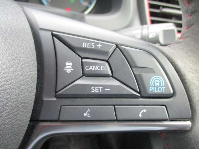プロパイロットを装備しています！！高速道路や自動車専用道路での巡航走行時にドライバーに代わってアクセル・ブレーキ・ハンドル操作を自動で制御しますのでドライブ中のストレスが大幅に軽減されます☆