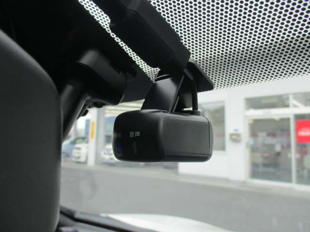 衝撃検知機能付きドライブレコーダーを前後に装備しています♪万が一の事故時の記録を残すと共に、安全運転の意識も高まります！また旅行の思い出作りにも一役買いますね♪
