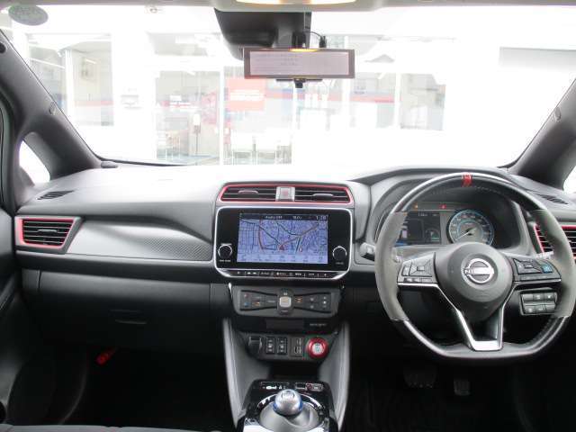開放的で周囲が広く見渡せる運転席は車両の感覚がつかみやすくて安心安全です♪雨の日も視界良好、油膜や汚れの付着を防止するウィンドウ撥水の施工も承ります♪フロントガラスだけでなく、全ガラスに施工可能です☆