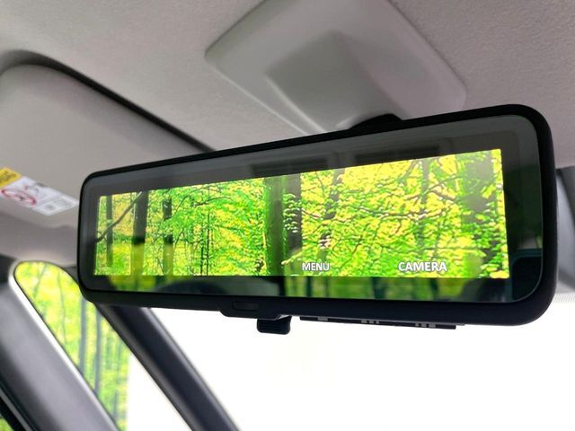 【デジタルルームミラー】後席の大きな荷物や同乗者で後方が確認しづらい時でも安心！カメラが撮影した車両後方の映像をルームミラー内に表示。クリアな視界で状況の確認が可能です！