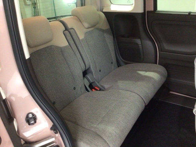 後席も余裕の広さ！ゆったりくつろげます！！