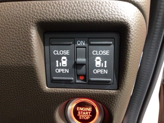 左右両側パワースライドドアが付いています。ワンタッチで簡単にお子様でも、お年寄りの方でも、開閉できますからとても便利です。キーレスや車内スイッチでも自動でドアの開閉ができます。
