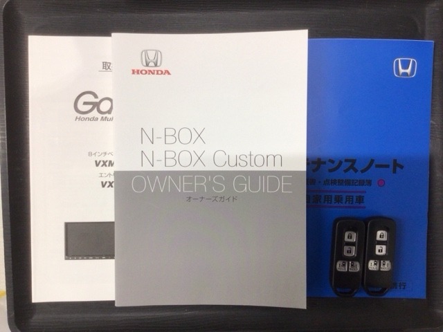 スマートキーは鍵をバッグに入れたままでもドアロックの開閉やエンジンのON・OFFができます。夜間や雨の日も鍵を探さなくて良いので便利です。