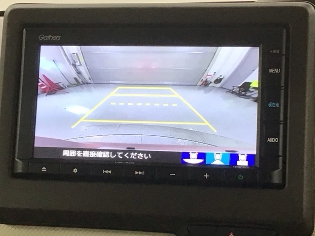 リバースギアに入れるだけで後方の表示へ切り替わります。夜間や雨の日の駐車も楽になりますよ。