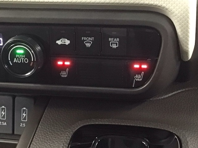 フロント両席にはシートヒーターが付いています！寒い日に便利な装備ですね。