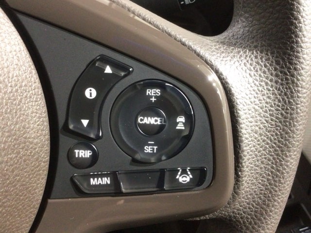 クルーズコントロールを装備しています。高速道路などで一定の速度で走ってくれるので運転が楽ですよ！速度を設定できますので、スピードの出しすぎにも注意できます。