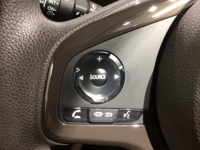 ステアリングにオーディオ操作スイッチが付いています。オーディオ画面に直接タッチしなくても操作が出来ますので、運転に集中できます。