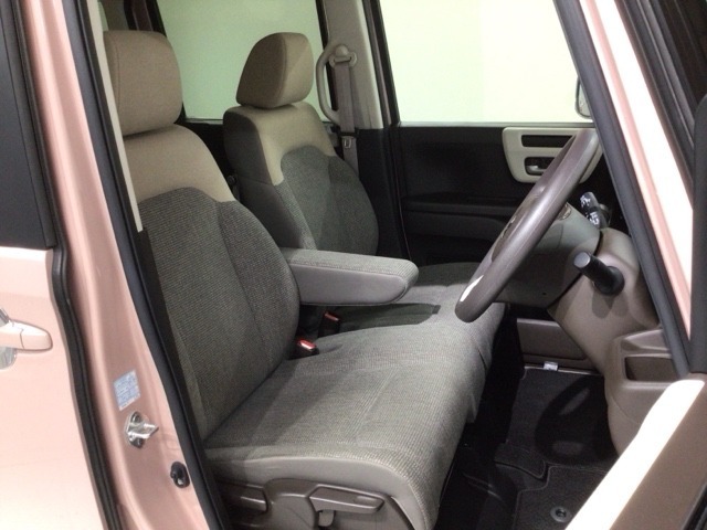 シートは厚めのクッションですのでゆったり座れますよ。