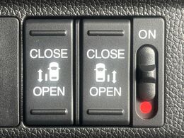 【両側パワースライドドア】スマートキーや運転席のスイッチで後席両側スライドドアの開閉が可能♪電動だから力を入れてドアを開ける必要が無く、小さなお子様でも簡単に開け閉めでき快適です♪