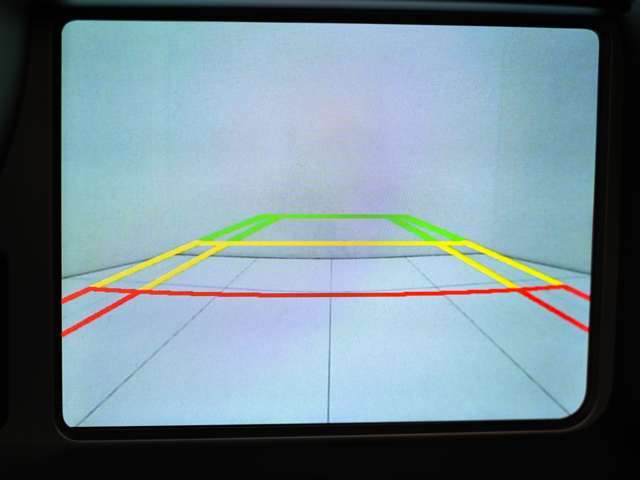 純正バックカメラを装備しています。輪止めがある駐車場などでも安心して後退ができます。また、パーキングセンサーも装備しておりますので、駐車時における見えない障害物も音で知らせてくれます。
