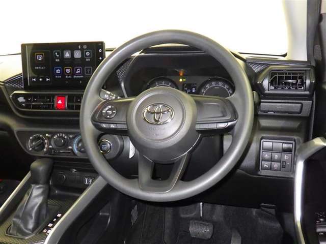 運転の際、常に目にする部分だけにシックで飽きのこないデザインが良いですね。
