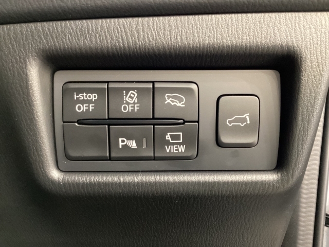 安全装置のスイッチは運転席パネル右下に集約されています。任意で切り替え可能なため状況に合わせてお使いください。