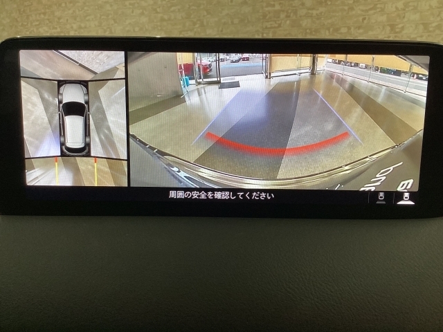 狭い場所での駐車やすれ違いなどでより的確な運転操作に役立つ360°ビューモニターが装備されています。
