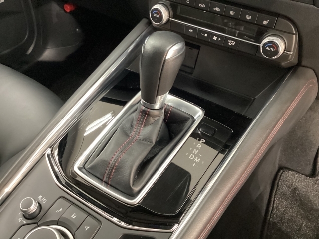 アクセルペダルを踏み込む量や速さに応じて変速パターンを制御し、人馬一体の運転感覚を発揮してくれる6速オートマ！