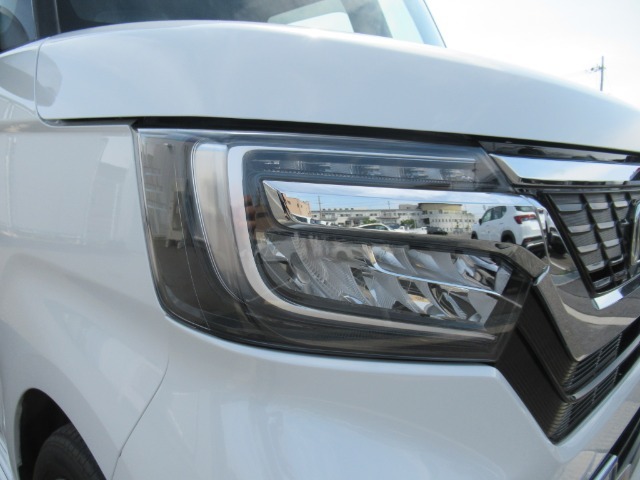 【外装】LEDヘッドライトです。
