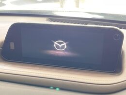 【8.8インチマツダコネクト】車内の雰囲気にマッチした大型のディスプレイ。スマホ接続でのナビ使用やBluetooth再生等、様々な機能が楽しめます。直感的なダイヤル操作が可能で、使い勝手も良好です。