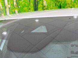 【スマートブレーキサポート】走行中に前方の車両等を認識し、衝突しそうな時は警報とブレーキで衝突回避と被害軽減をアシスト。より安全にドライブをお楽しみいただけます。