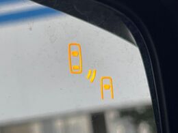 【リヤビークルディティクション】走行中、ドアミラーの死角になりやすい箇所に後続車が接近するとサイドミラー付近に警告を表示、ドライバーに注意喚起と、万一の際はハンドル操作をアシストをします。