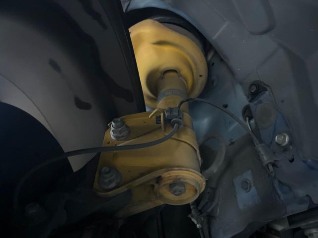 【ビルシュタイン製ダンパー】高速走行時の車両安定性を向上させてくれる人気の装備。街乗りの乗り心地も犠牲にせず、スポーティな走行をお楽しみいただけます♪