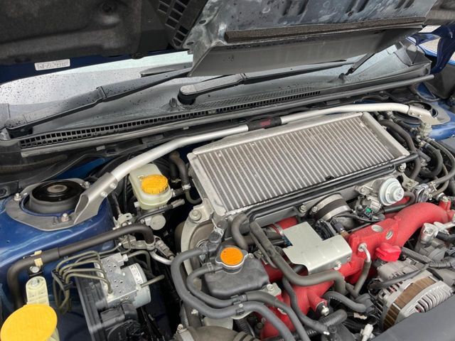 【STIタワーバー】お車の剛性を高めるタワーバーを装備。よりスムーズなコーナリング走行が可能となり、走りも楽しめます。